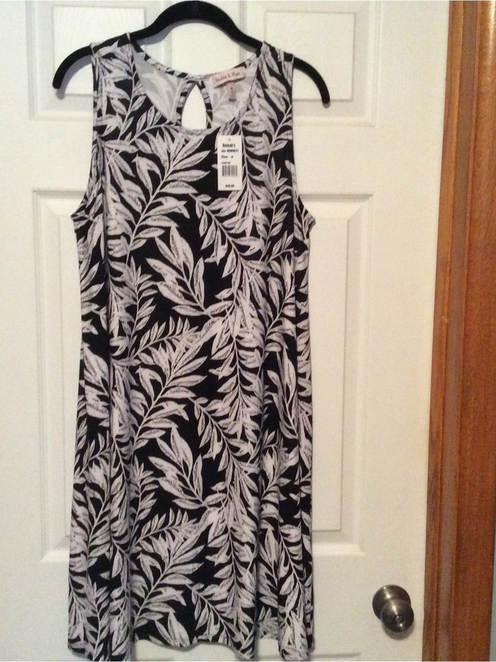 Sleeveless Black & White Leaf Print Dress